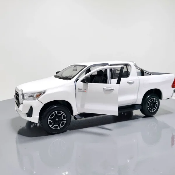 Camioneta Toyota Hilux blanca Maisto escala 1:27 modelo a escala