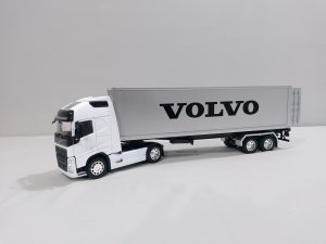 Camión Volvo FH500 blanco con semirremolque escala 1:32 Welly – vista frontal mostrando cabina detallada y parrilla característica