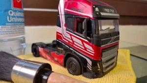 Primer Plano de Camión Volvo F500 Rojo a Escala 